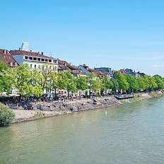 Sicht auf das Hotel Krafft im Herbst
